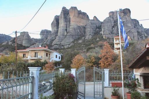 In The Shadow Of Meteora Appartement Kalampáka Buitenkant foto